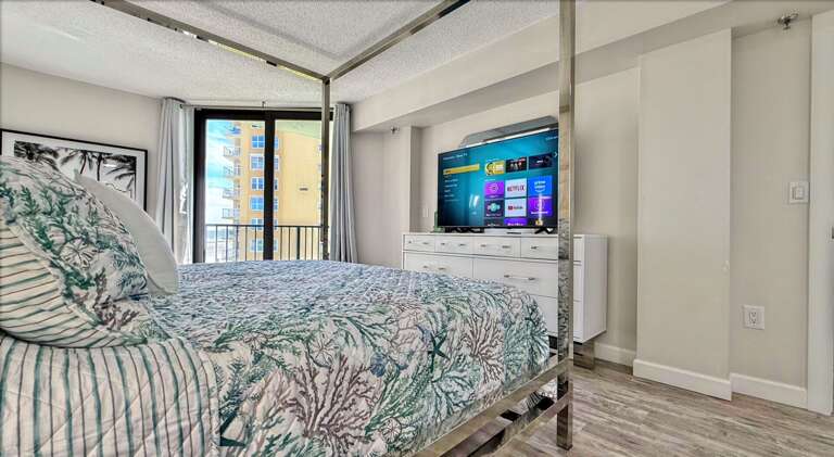 Ocean Trillium 303 (OT303) - New Smyrna Beach - King Bed Memory Foam 14 inch Mattress - USB chargers - Dedicated Remote Space - Computer Monitor - Large Smart TV with Roku