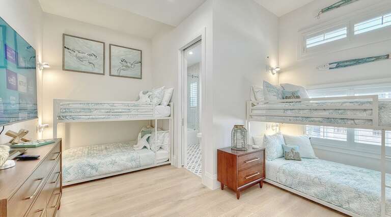 2 Full and 2 Twin bunks with USB chargers for each bunk! Ensuite Bath/Shower combination. 2 Full and 2 Twin bunks with USB chargers for each bunk! Ensuite Bath/Shower combination.