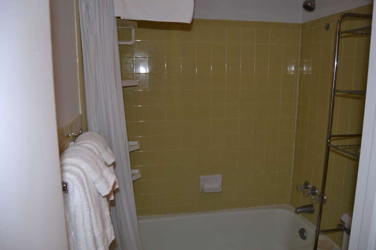 149LaviLn-bathroom v3