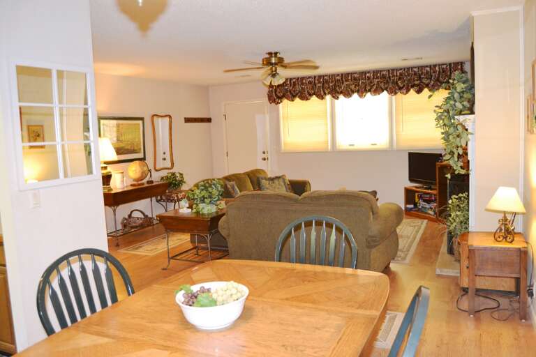 90SantWy-Dining Area (3)