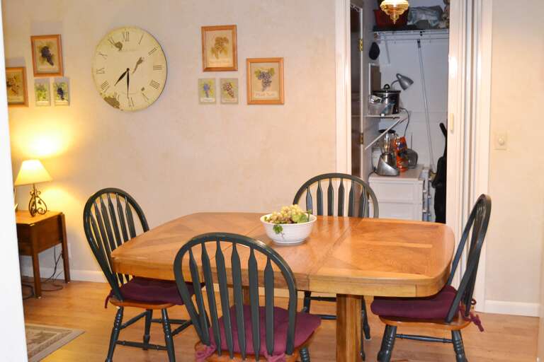 90SantWy-Dining Area