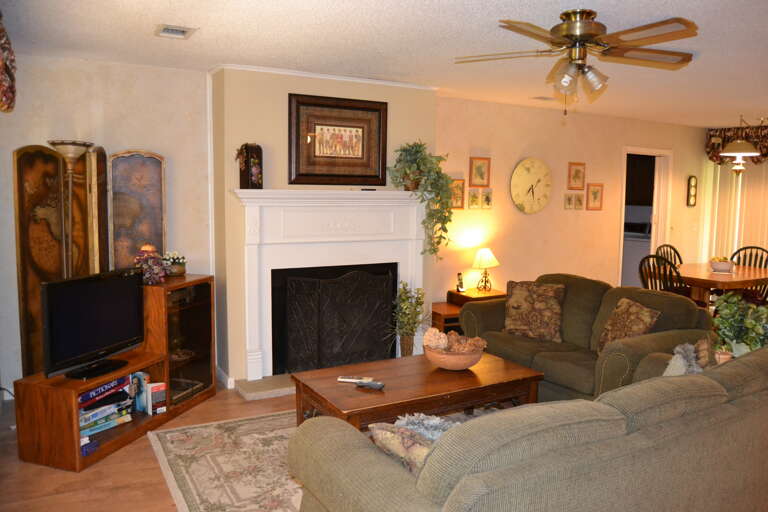 90SantWy-Living Room (4)