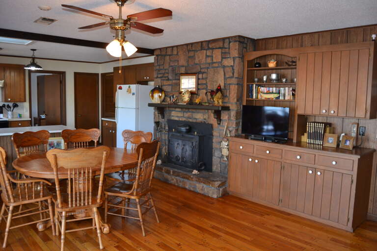 15SierLn-Kitchen, Den, Breakfast Area (2)