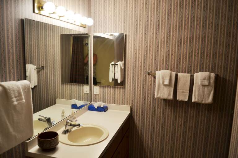 8AlarWy-Main Bathroom (2)