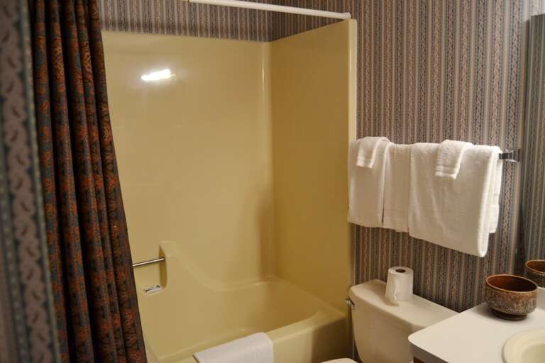 8AlarWy-Main Bathroom
