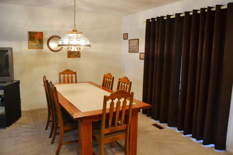 42LequPl-Dining Area