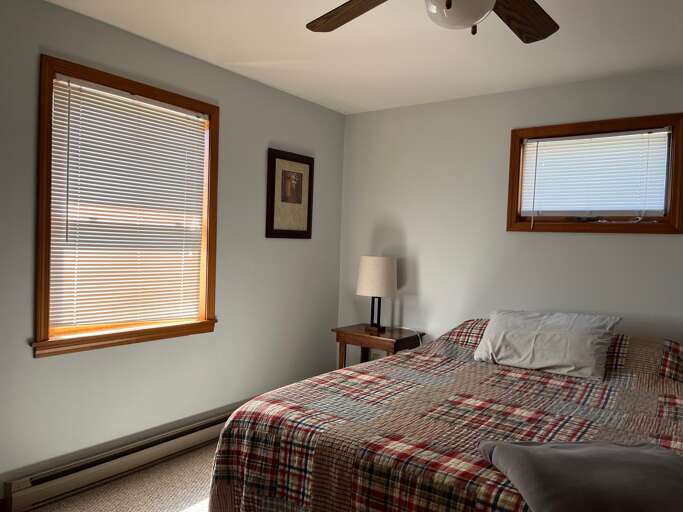 Master bedroom with queen bed Master bedroom with queen bed