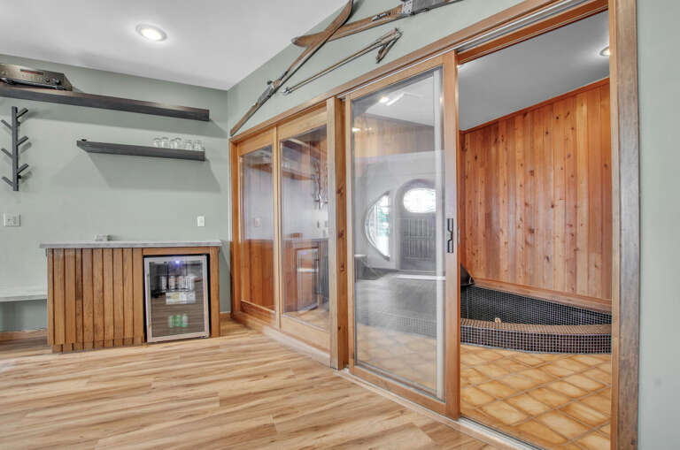 hot tub for guests to enjoy seats 4-6 hot tub for guests to enjoy seats 4-6