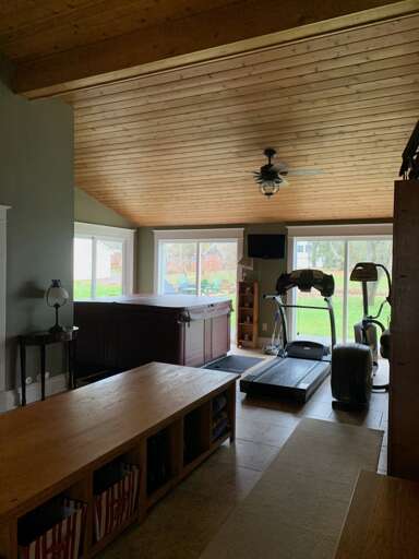 Indoor Hot tub. - great for guests Indoor Hot tub. - great for guests