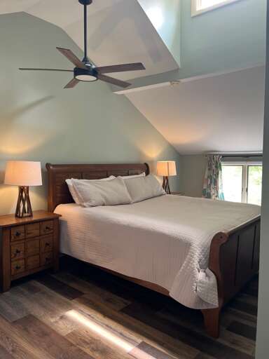 wonderful third floor king bed with full bathroom and desk (should you have to work) wonderful third floor king bed with full bathroom and desk (should you have to work)