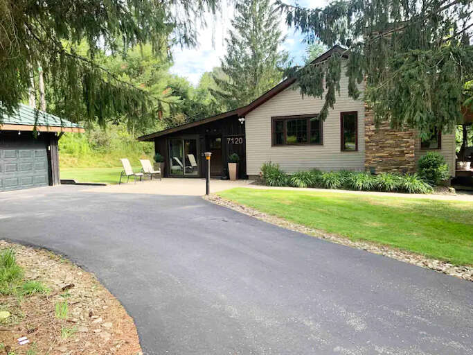 Poverty Hill Luxury Getaway in the pines with hot tub