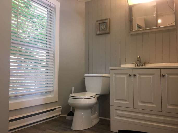 Angola on the Lake Beach House Upstairs Bathroom