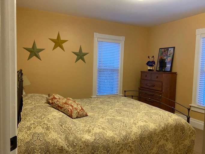 queen bedroom - 5 bedroom side