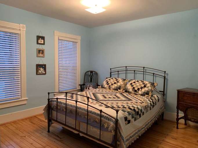 queen bed - 5 Bedroom side