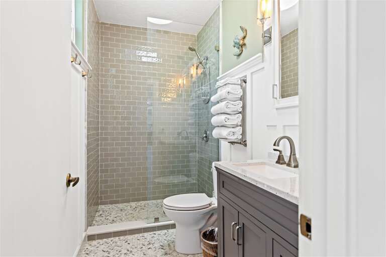 2nd level full bathroom.