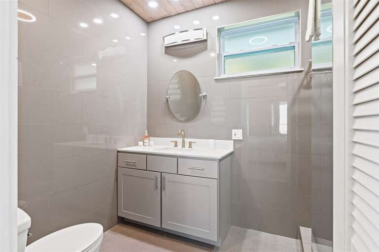 Master full bathroom.