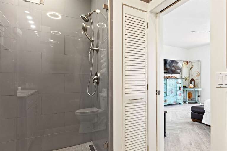 Master full bathroom.