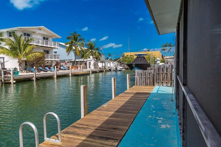 24-foot dock: Your cozy waterfront spot for unwinding.