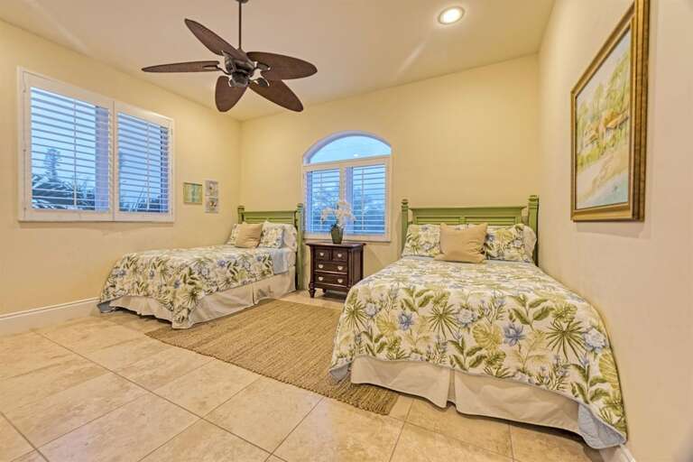 2nd level double bedroom.