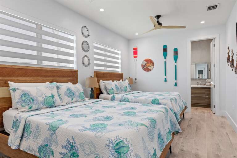 Bedroom 4 with 2 queen beds.