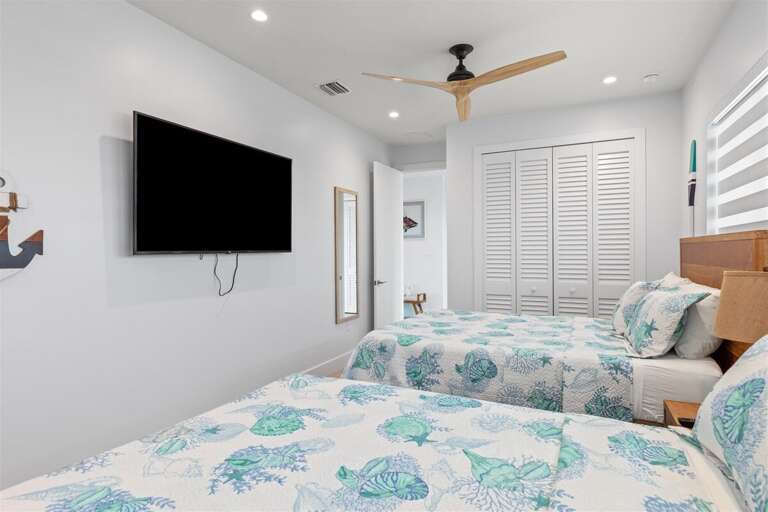 Bedroom 4 with 2 queen beds.