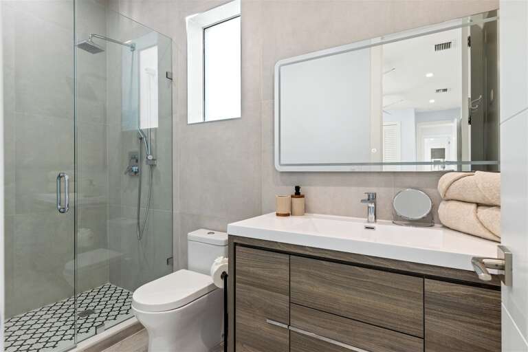 En-suite bathroom #4