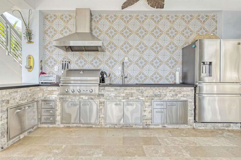 Outdoor full kitchen.