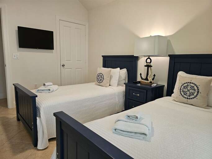 Bedroom 3 with 2 twin beds.