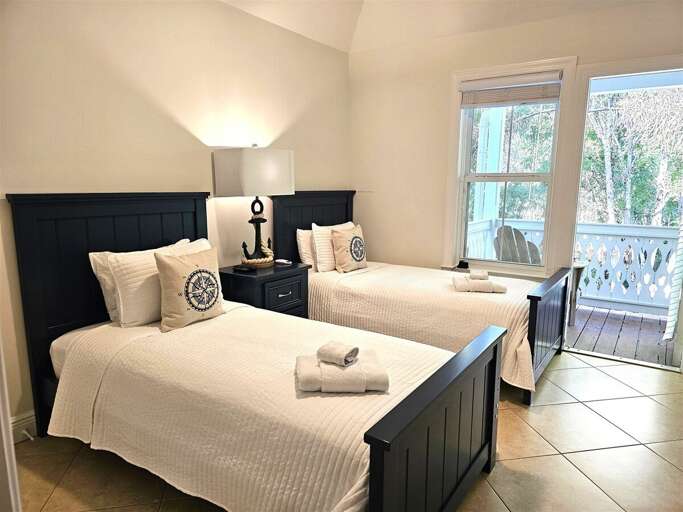 Bedroom 3 with 2 twin beds. Bedroom 3 with 2 twin beds.