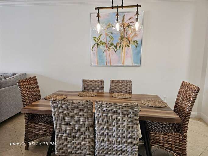 Dining area, can seat 6. Dining area, can seat 6.