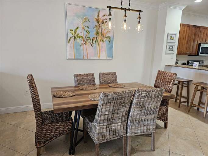 Dining area, can seat 6. Dining area, can seat 6.