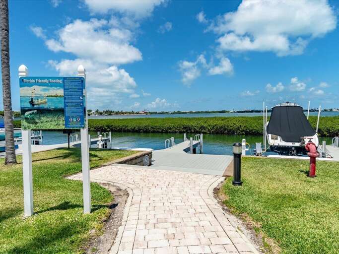 Step into a lush tropical paradise, where every view is a canvas of natural beauty. Step into a lush tropical paradise, where every view is a canvas of natural beauty.