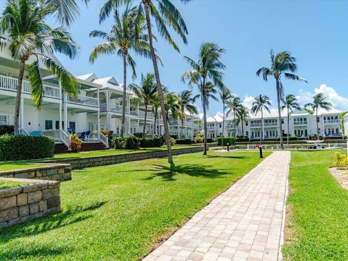 Step into a lush tropical paradise, where every view is a canvas of natural beauty. Step into a lush tropical paradise, where every view is a canvas of natural beauty.