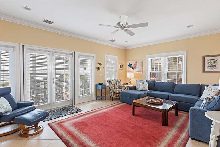 Cozy living room with lots of room to sit.