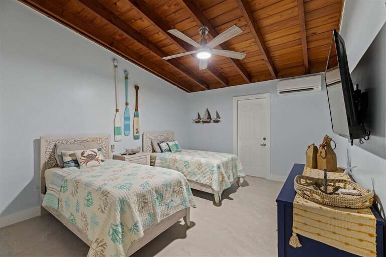 The 3rd bedroom with 2 twin beds.