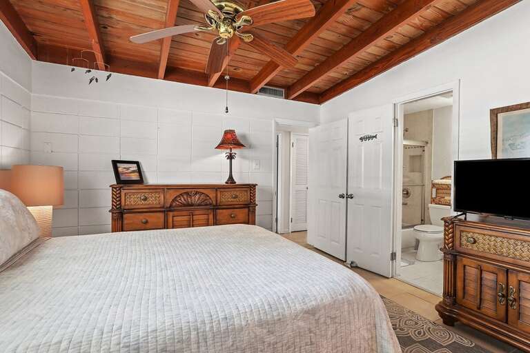 Bedroom with Queen size bed and private bath. Bedroom with Queen size bed and private bath.