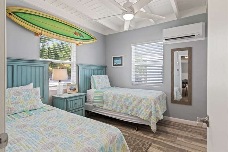 Bedroom 4 with 2 twin beds.