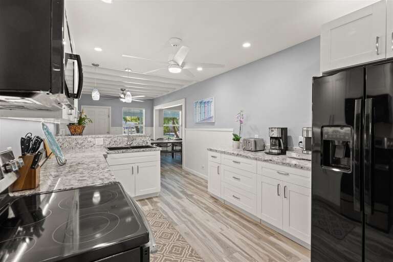 Fully equipped kitchen.