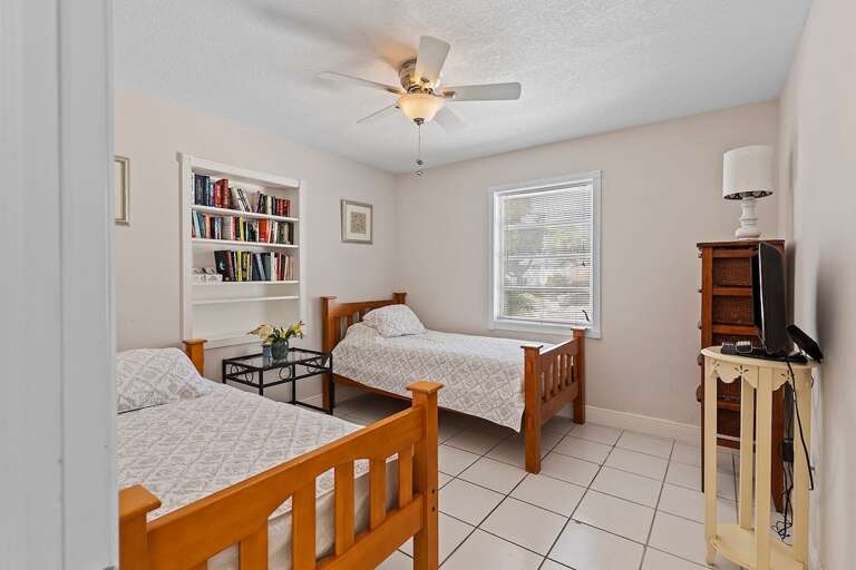 Double twin bedroom with Cable TV.