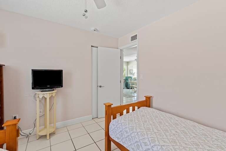 Double twin bedroom with Cable TV.