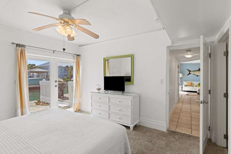 Master suite with a king bed and an en suite bathroom.