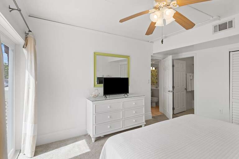 Master suite with a king bed and an en suite bathroom.