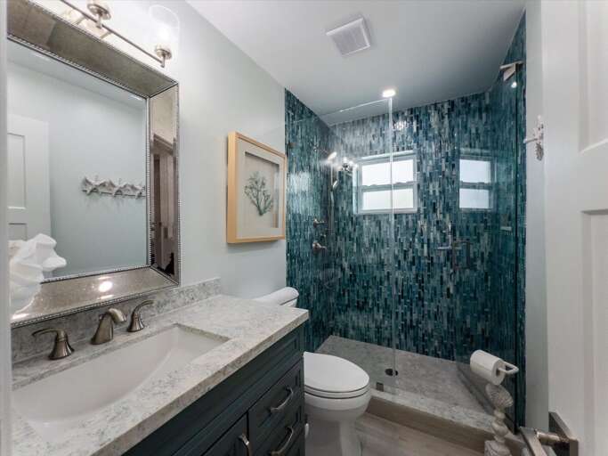 Full bathroom - 1st level