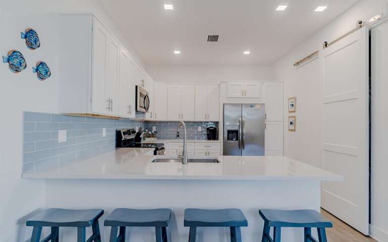 Breakfast bar with seating for 4.