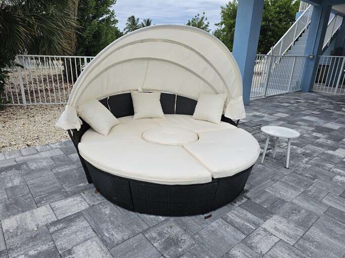 Day bed with retractable sun shade