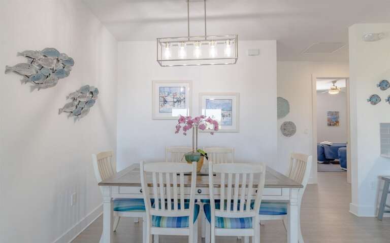 Dining area with seating up to 6. Breakfast bar has seating for an additional 4.