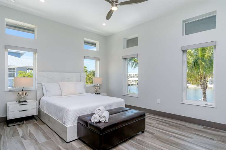1st level bedroom 2 with Queen size bed and smart TV. 1st level bedroom 2 with Queen size bed and smart TV.