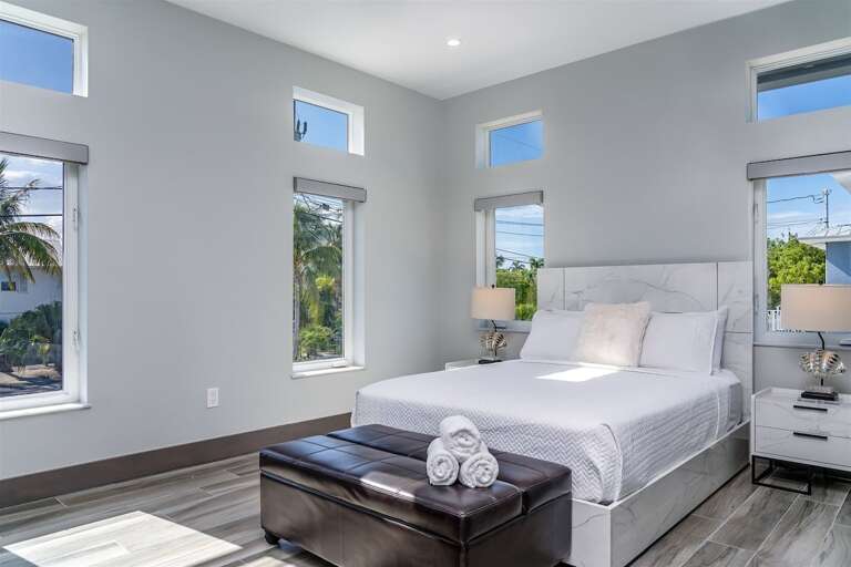 1st level bedroom 3 with Queen size bed and smart TV. 1st level bedroom 3 with Queen size bed and smart TV.