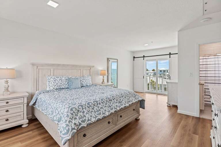 Master suite with king bed on the 3rd level.