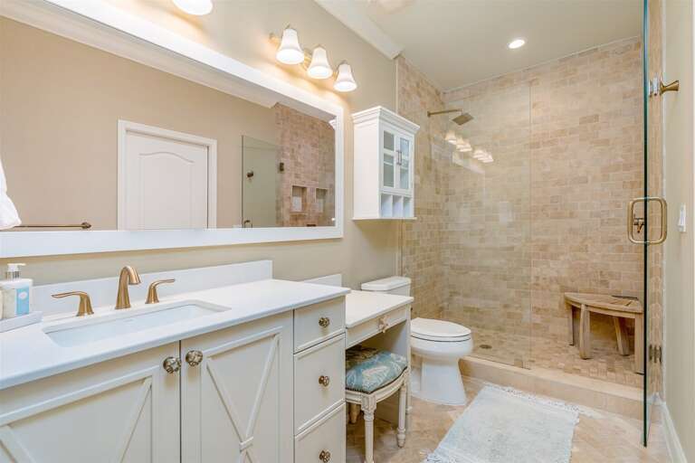 upstairs master ensuite bathroom